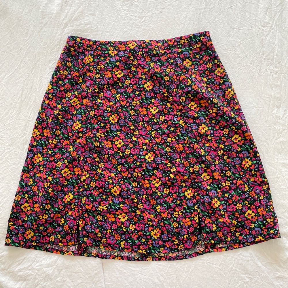And now this black colorful floral dainty skirt women’s size s